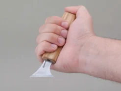 Топірець ніж для геометричної різьби в руці