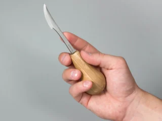 Нож штихель в руке ручка для ладони