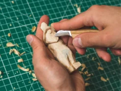 Різьба по дереву фігурка деталізація волосся