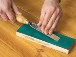 Як правити стамеска плоску на шкірі дошці з пастою