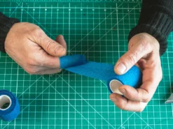 Стрічка захищає пальці від порізів