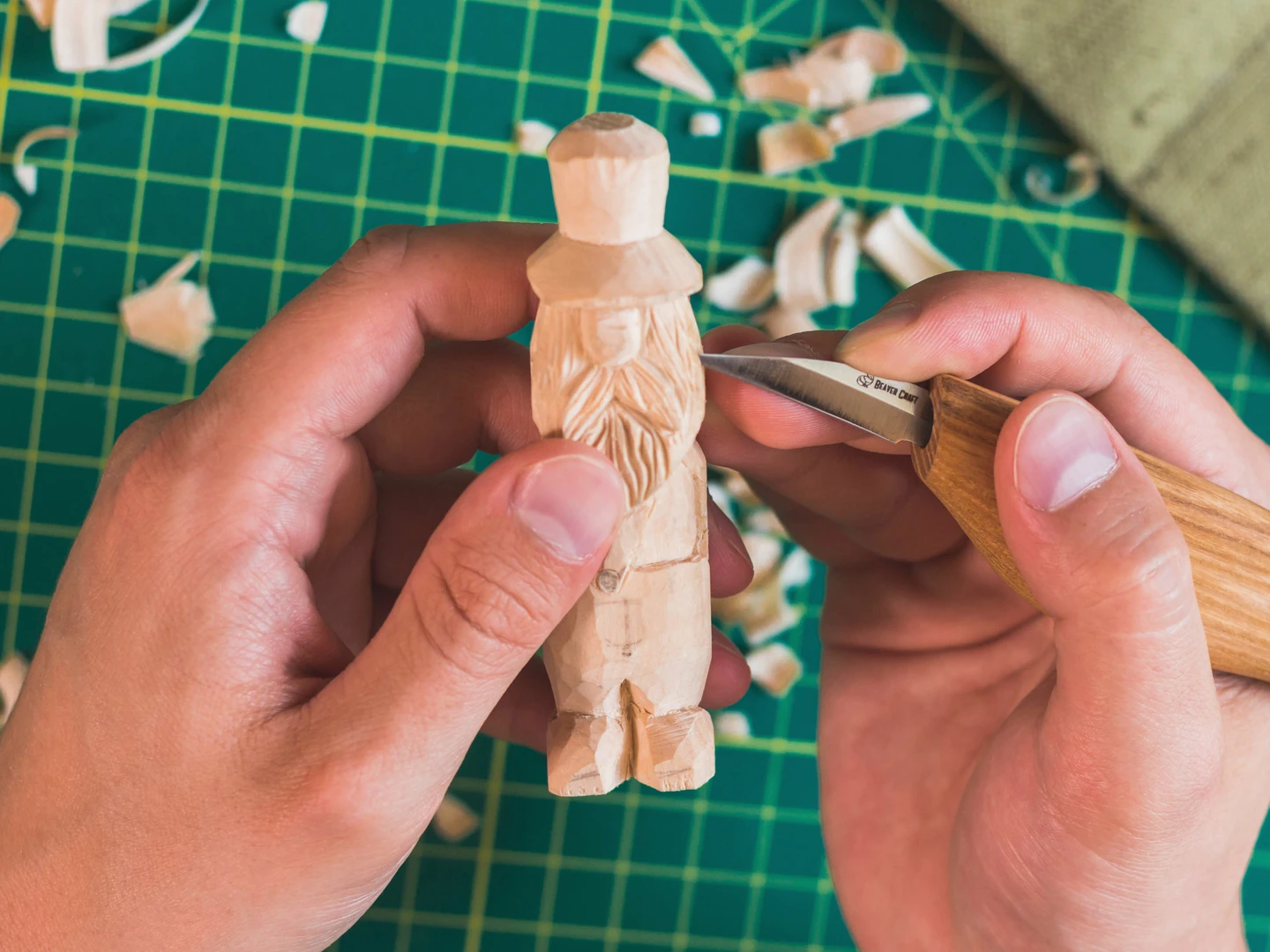 Ніж щоб вирізати фігурки з дерева