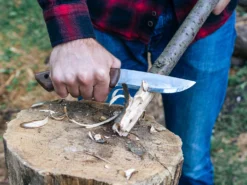Зрізання гілок ніж для виживання в лісі