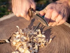 Як підпалити стружку кресалом