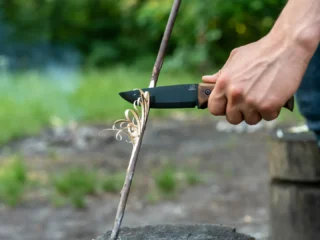 Нож для веток в лесу