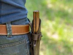 Ніж бушкрафт у піхвах