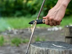 Бушкрафтовий ніж різати гілки