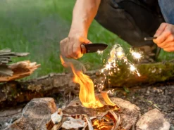 Кресання іскор ножем для бушкрафту