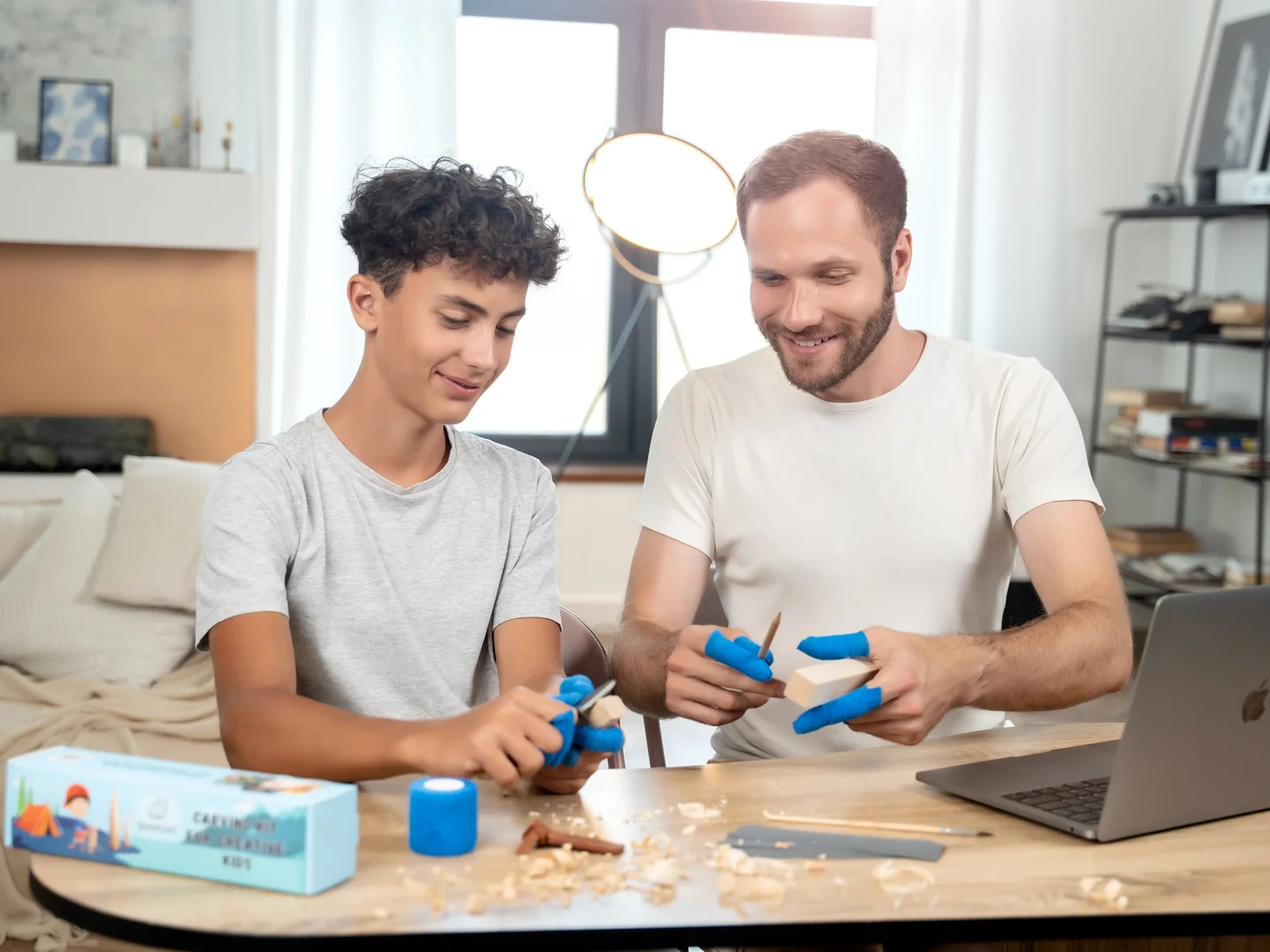 Вирізання фігурок з дерева для усієї родини