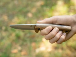 Бушкрафт ніж в руці міні