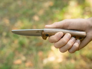 Бушкрафт ніж в руці міні