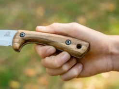 Ручка бушкрафт ножа в руці