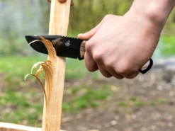 Обробка ножем дерева деревини на природі