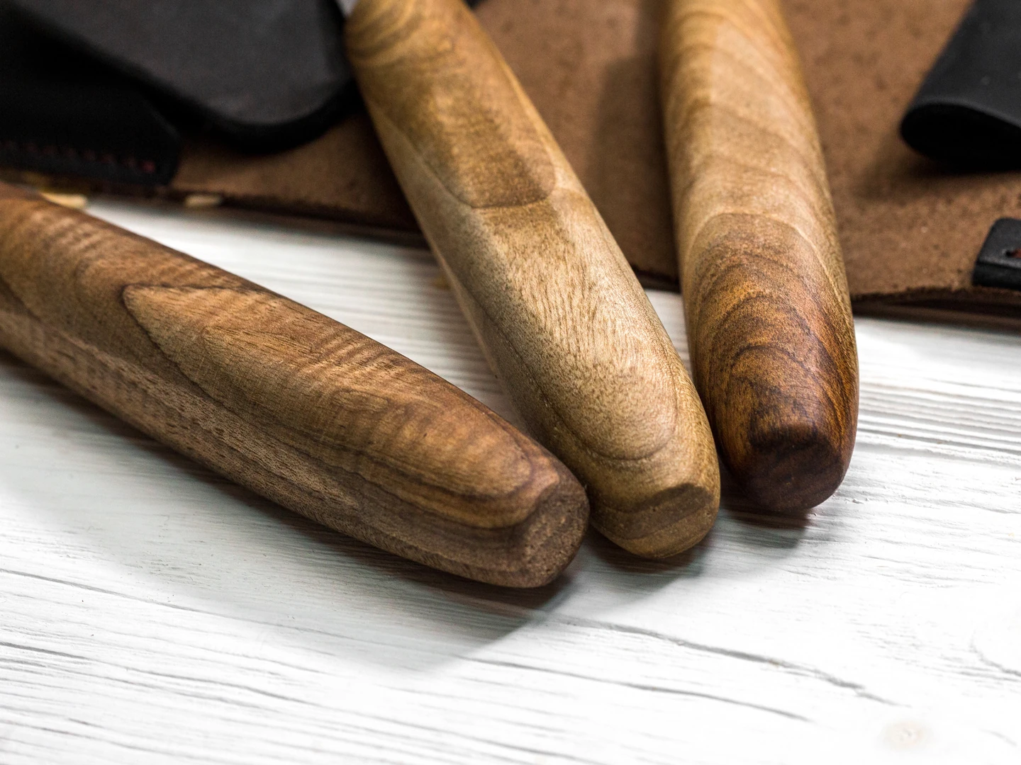 Горіхові ручки і якісне лезо ножі для різьби