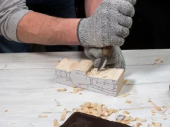 Як правильно вирізати фігурку з бруска