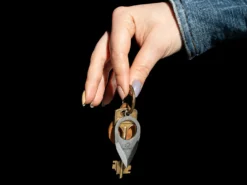 Невеликий ніж на ключі як брелок