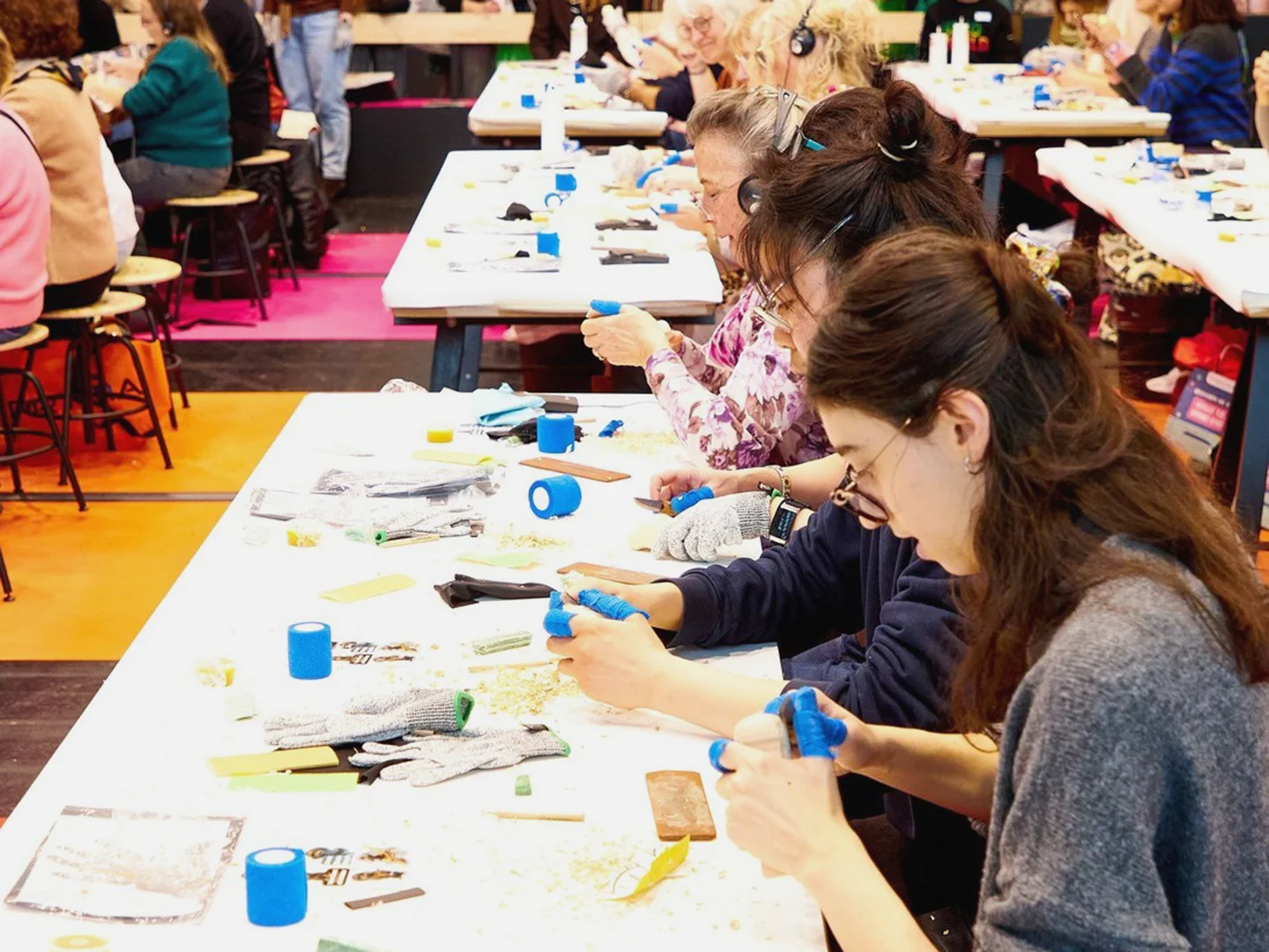 Люди режут фигурки из дерева